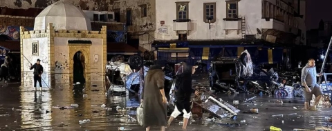 Des habitants de Safi constatant les dégâts causés par les inondations survenues dans la nuit du 14 décembre 2025.