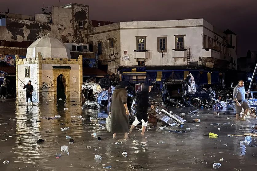 Des habitants de Safi constatant les dégâts causés par les inondations survenues dans la nuit du 14 décembre 2025.