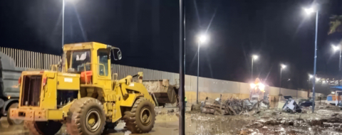Des pelleteuses mobilisées par les autorités locales déblayent les gravats et la boue charriés par les fortes pluies qui se sont abattues sur Safi et sa région, le 14 décembre 2025 au soir.