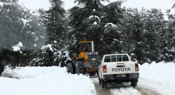 Une pelleteuse dégageant une route de montagne dans la province de Khénifra.