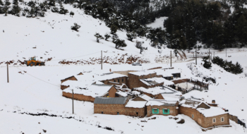 Un hameau sous la neige à Khénifra
