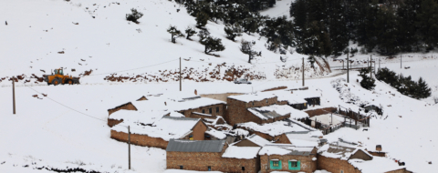Un hameau sous la neige à Khénifra