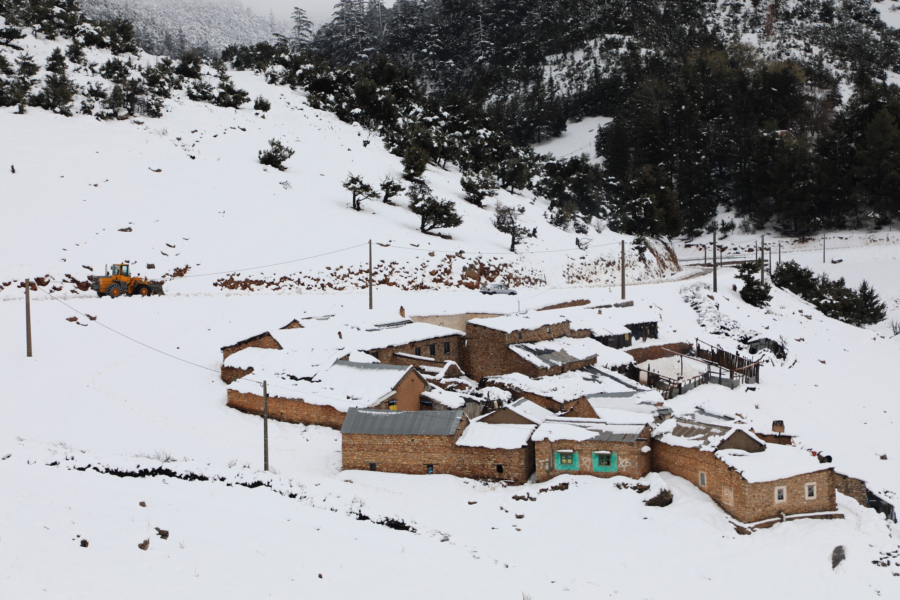 Un hameau sous la neige à Khénifra