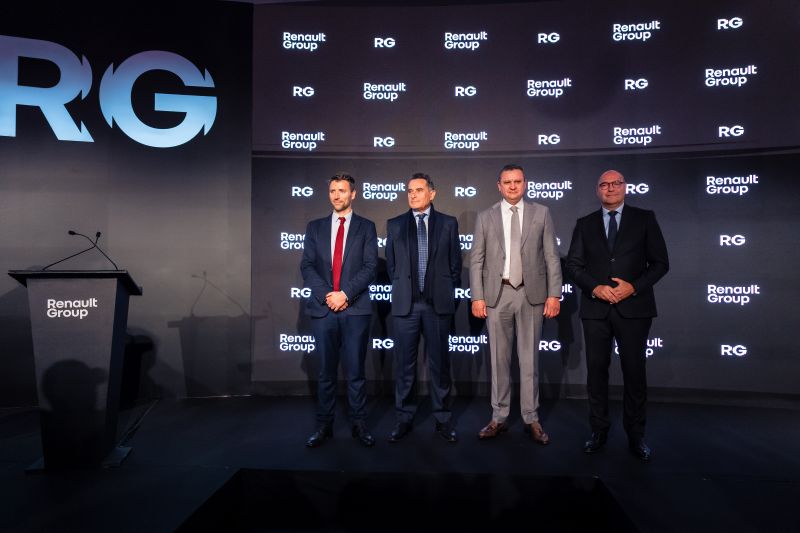 L’état-major de Renault Group au Maroc : Mohamed Bachiri, DG (en costume clair), Thibault Paland, Mohamed Bennani, Gregoire De Saint Lager.