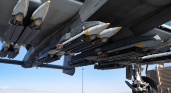 Des bombes de petit diamètre GBU-39 suspendues à l'aile d'un avion d'appui aérien Fairchild A-10 Thunderbolt II.