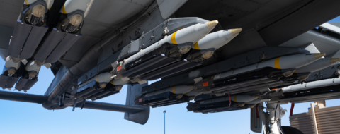 Des bombes de petit diamètre GBU-39 suspendues à l'aile d'un avion d'appui aérien Fairchild A-10 Thunderbolt II.
