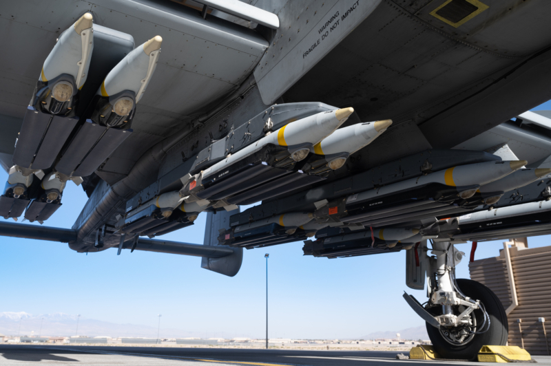 Des bombes de petit diamètre GBU-39 suspendues à l'aile d'un avion d'appui aérien Fairchild A-10 Thunderbolt II.