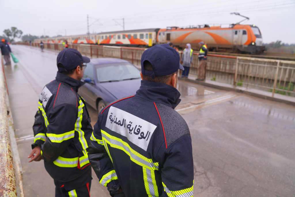 Des éléments de la protection civile déployés à Mechraâ Bel Ksiri pour faire face aux conséquences des précipitations et de la montée des eaux dans la région.