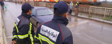 Des éléments de la protection civile déployés à Mechraâ Bel Ksiri pour faire face aux conséquences des précipitations et de la montée des eaux dans la région.