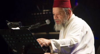 Feu Abdelhadi Belkhayat, figure emblématique de la chanson marocaine moderne.