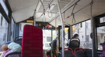 À l'intérieur d'un bus de transport urbain au Maroc.