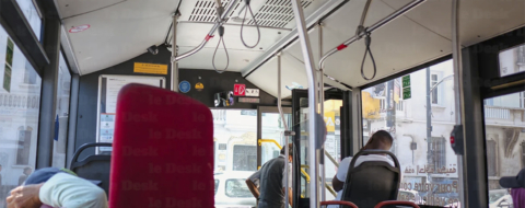 À l'intérieur d'un bus de transport urbain au Maroc.
