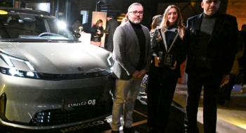 Mehdi Bouhafs (à g.), directeur général de LK Automotive, importateur de la marque chinoise Lynk & Co, recevant le prix « COTY Morocco 2026 », le 28 janvier 2026.
