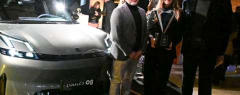 Mehdi Bouhafs (à g.), directeur général de LK Automotive, importateur de la marque chinoise Lynk & Co, recevant le prix « COTY Morocco 2026 », le 28 janvier 2026.