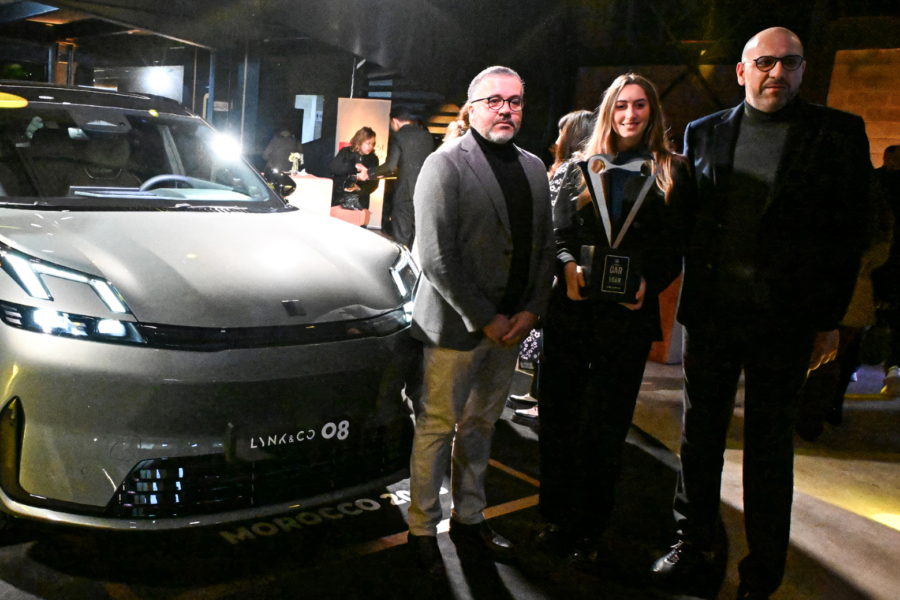 Mehdi Bouhafs (à g.), directeur général de LK Automotive, importateur de la marque chinoise Lynk & Co, recevant le prix « COTY Morocco 2026 », le 28 janvier 2026.