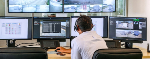 Un opérateur dans un centre de contrôle de l'Office national des chemins de fer (ONCF).