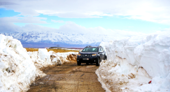 Un véhicule des autorités locales sur une route de montagne enneigée dans la province de Midelt.