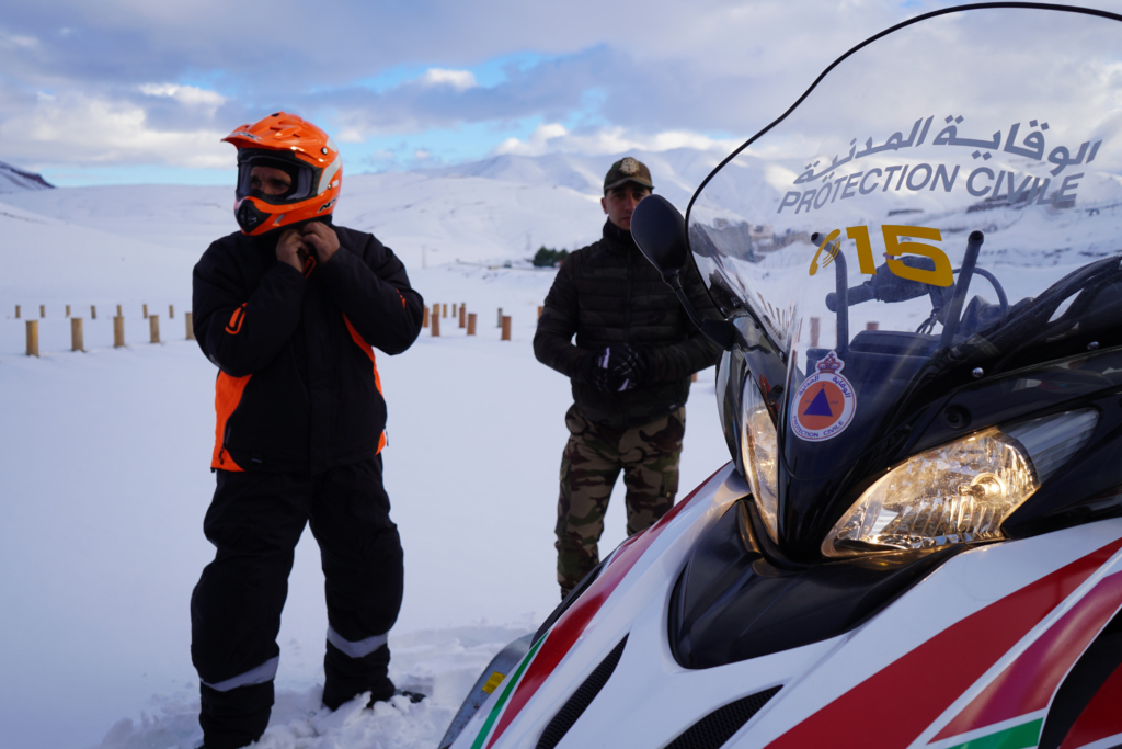Des éléments de la Protection civile mobilisés dans une zone enneigée de la province de Midelt, en décembre 2025.