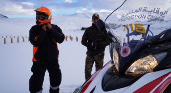 Des éléments de la Protection civile mobilisés dans une zone enneigée de la province de Midelt, en décembre 2025.