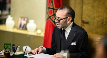 Le roi Mohammed VI présidant une réunion de travail au Palais royal de Casablanca.