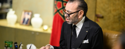 Le roi Mohammed VI présidant une réunion de travail au Palais royal de Casablanca.