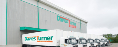 Des camions du transporteur britannique Davis Turner.