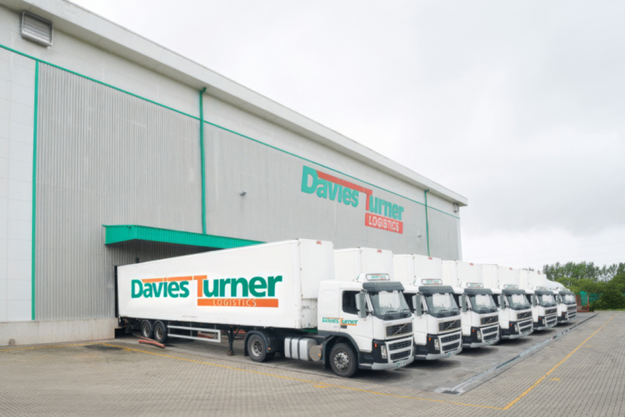 Des camions du transporteur britannique Davis Turner.