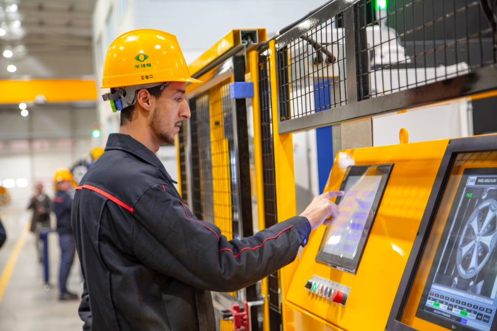 Un opérateur dans l'usine de Hands 8, filiale de l'équipementier sud-coréen Hands Corporation, installée à Tanger Automotive City.