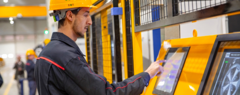 Un opérateur dans l'usine de Hands 8, filiale de l'équipementier sud-coréen Hands Corporation, installée à Tanger Automotive City.