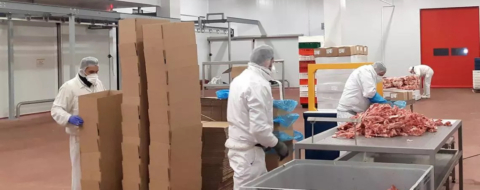 Un atelier de transformation de produits carnés de Hola Food en Espagne.