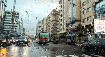 Une artère de Casablanca sous la pluie.