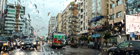 Une artère de Casablanca sous la pluie.
