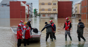 Des éléments de la Protection civile mobilisés à Ksar El Kébir pour faire face aux conséquences des fortes précipitations.