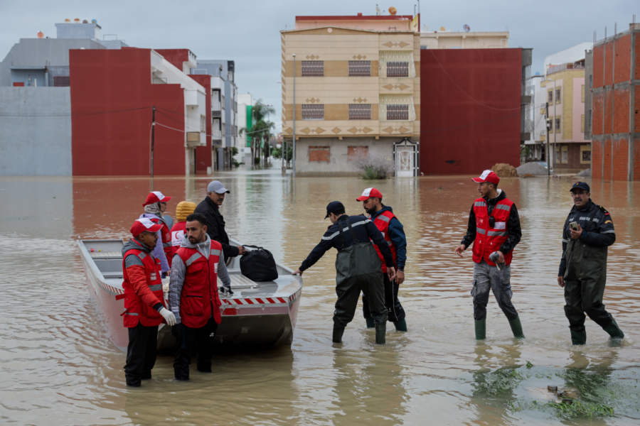 Des éléments de la Protection civile mobilisés à Ksar El Kébir pour faire face aux conséquences des fortes précipitations.