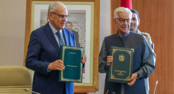Abdeltif Loudyi ministre délégué auprès du Chef du gouvernement chargé de l'Administration de la défense nationale, et Muhammad Asif Khawaja, ministre fédéral de la Défense de la République islamique du Pakistan, à Rabat, le 13 janvier 2026.