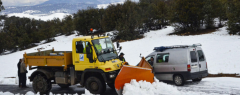 Un chasse-neige déployé sur une route de montagne dans la province de Béni Mellal.