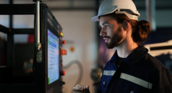 Un technicien d'OCP Maintenance Solutions sur un site du Groupe OCP.