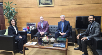 Lors de la signature de l'accord sur Gharb Deep Offshore, le 22 janvier 2026, par Amina Benkhadra, directrice générale de l'ONHYM, et Christopher C. Olson, vice-président de Murphy Oil Corporation.