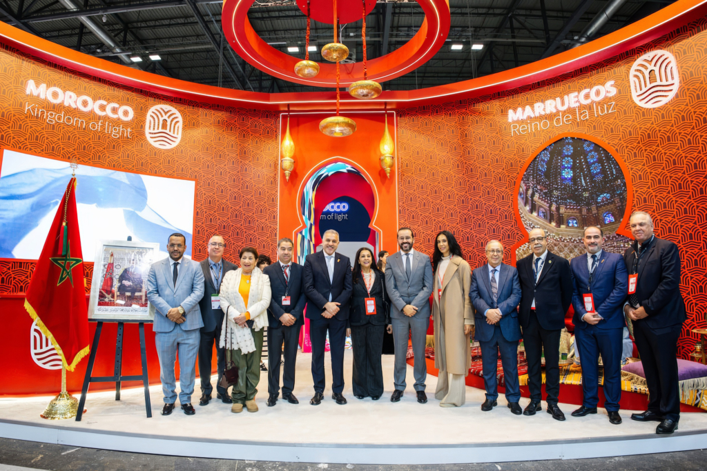 Des membres de la délégation marocaine devant le stand de l'ONMT au FITUR 2026.