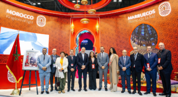 Des membres de la délégation marocaine devant le stand de l'ONMT au FITUR 2026.