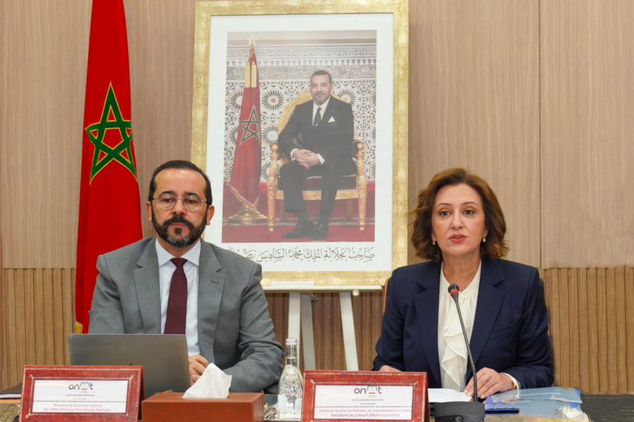 Achraf Fayda, directeur général de l’Office national marocain du tourisme (ONMT), et Fatim-Zahra Ammor, ministre du Tourisme, de l’Artisanat et de l’Économie sociale et solidaire.