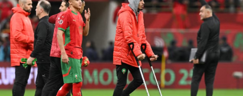 Le milieu de terrain des Lions de l’Atlas, Azzedine Ounahi, en béquilles, au terme du match Maroc-Tanzanie.