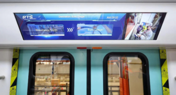 Un système embarqué d’information voyageurs installé dans un train urbain en Asie.