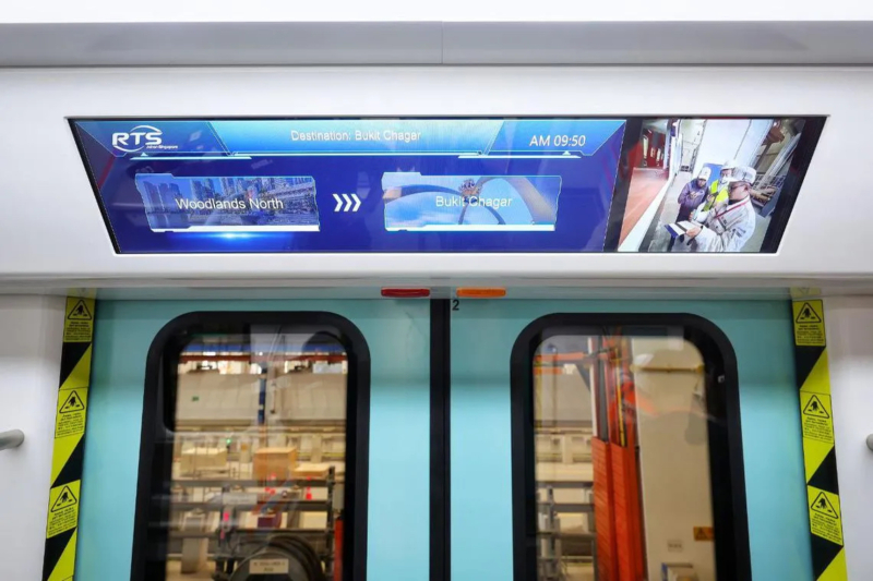 Un système embarqué d’information voyageurs installé dans un train urbain en Asie.
