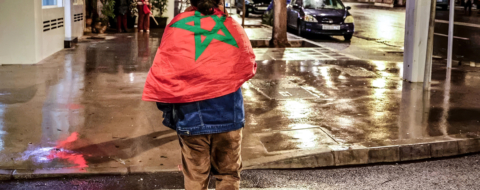 Une jeune fille sous la pluie dans une rue de Rabat.