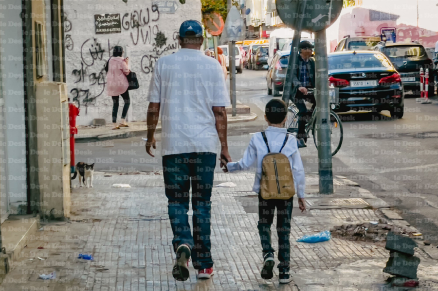 Un père accompagnant son enfant sur le chemin de l'école (photo d'illustration).