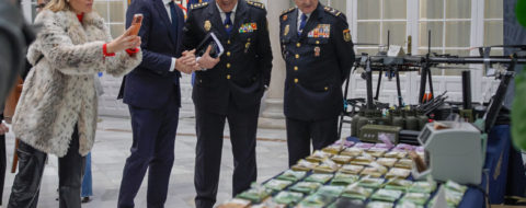Lors de la présentation par les autorités espagnoles des sommes, équipements et drogues saisies lors de l'opération « Sombra Negra » à la délégation gouvernementale de Séville, en Espagne.