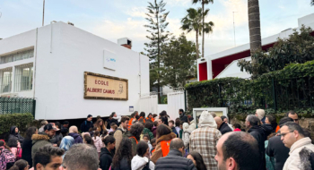 Lors du sit-in organisé par des parents d'élèves devant une école française du réseau AEFE à Rabat, le 27 janvier 2026.
