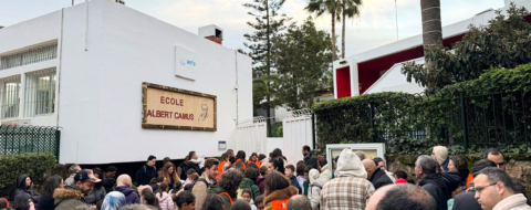 Lors du sit-in organisé par des parents d'élèves devant une école française du réseau AEFE à Rabat, le 27 janvier 2026.