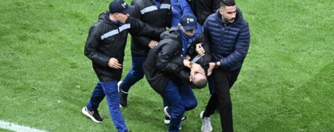 Un stadier, blessé est évacué lors de la finale de la Coupe d’Afrique des nations opposant le Maroc au Sénégal, le 18 janvier 2026, au stade Prince Moulay Abdellah à Rabat.